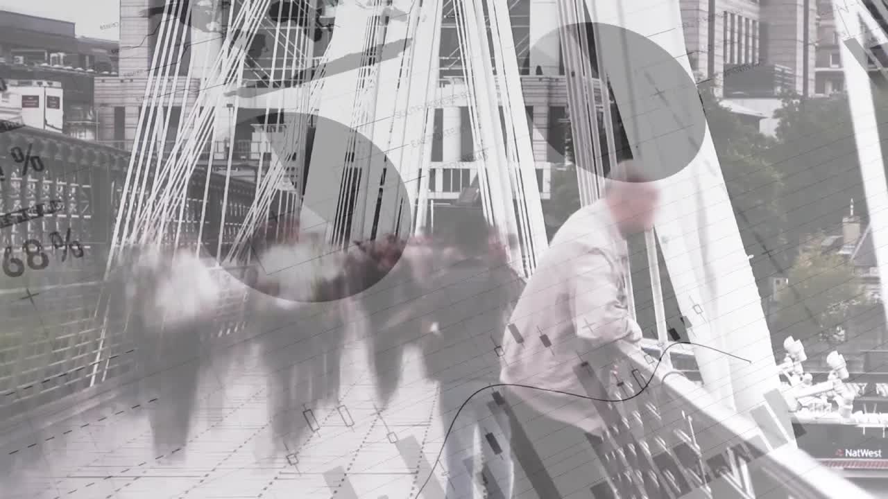 다리 철도 에 기대어 있는 사람