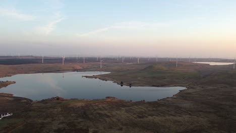 Lagos-De-Páramos-Escoceses-Y-Parque-Eólico-Al-Atardecer