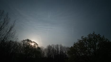 breve lapso de tiempo del amanecer en el banco de nubes
