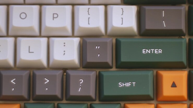 Nærbillede af montering af grå silikone-tastaturtast