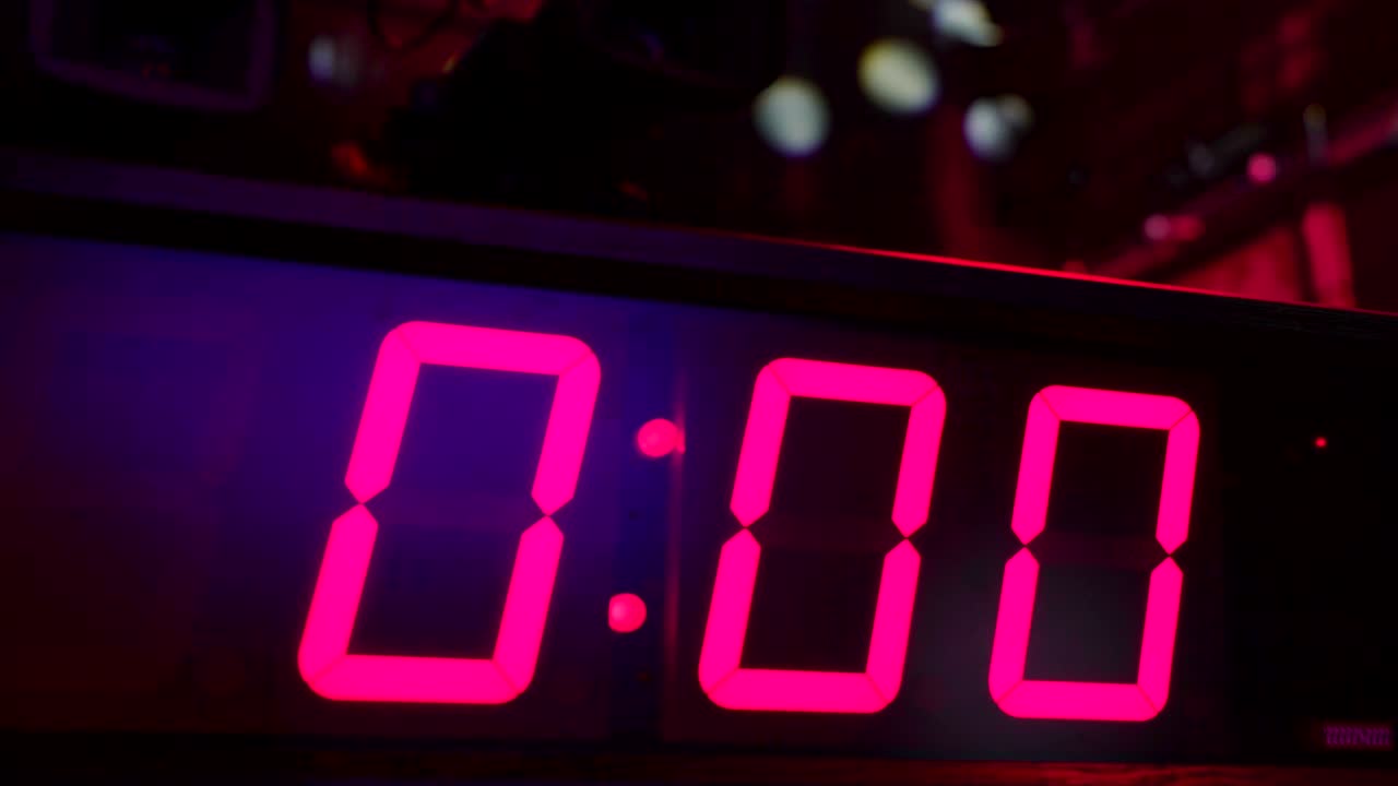 tres ceros en el temporizador del reloj en la pared