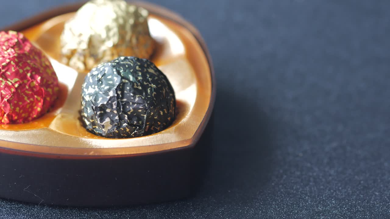 검은 바탕에 상자에 검은 초콜릿 ,