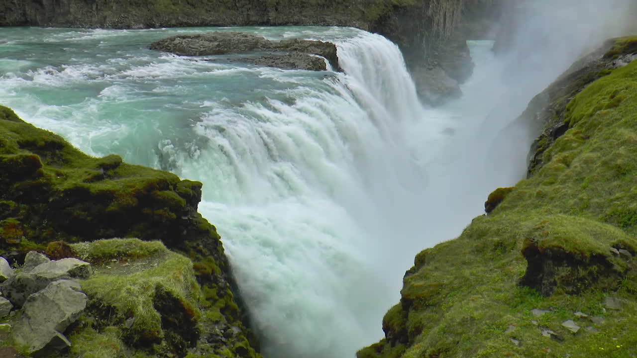 imágenes en cámara lenta de gullfoss - cascada ubicada en el cañón del río hvita en el suroeste de islandia