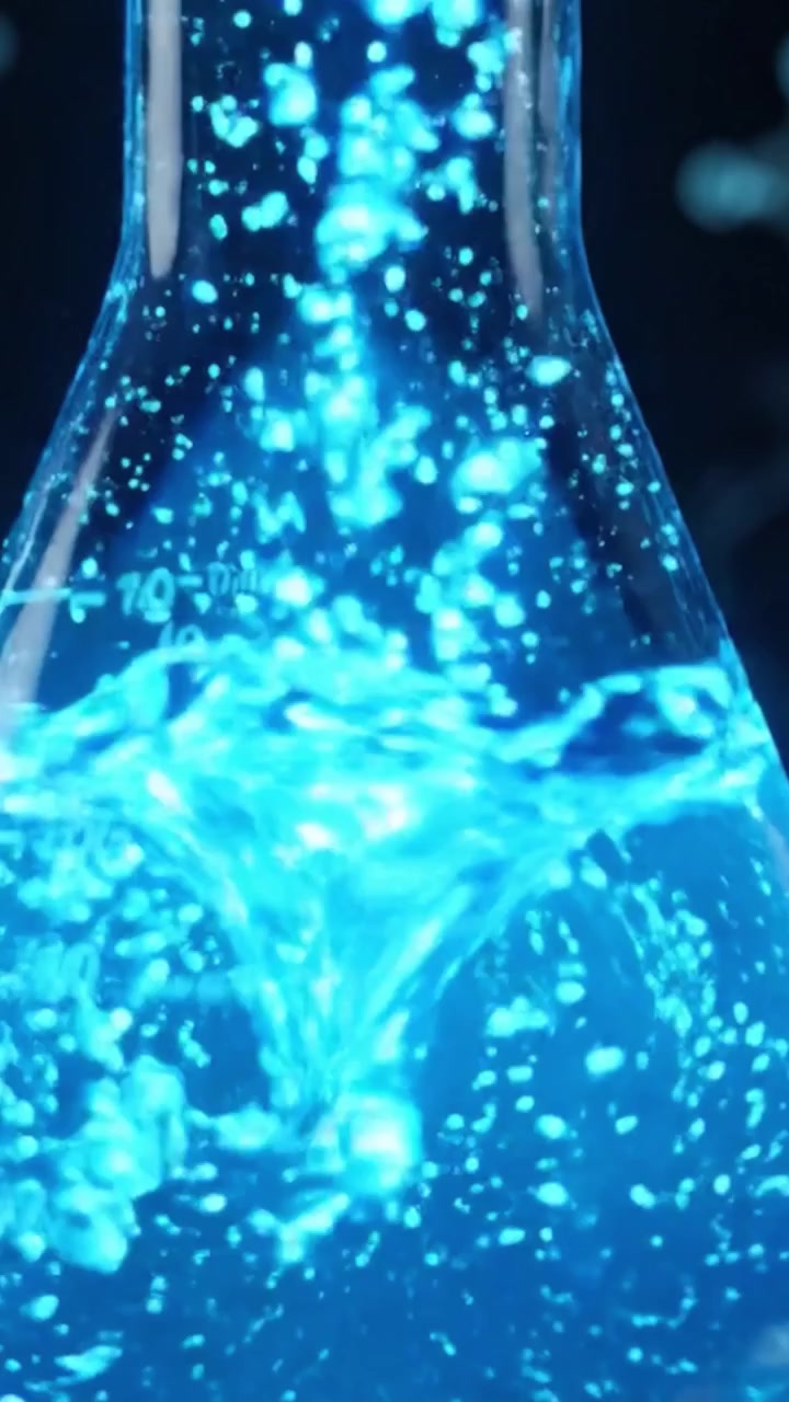 Una trasformazione incantevole: il viaggio affascinante di una reazione chimica in una beuta, che mostra spettacolari cambiamenti di colore e una luminescenza vibrante.