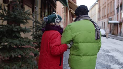 Älteres-Touristenpaar,-Großmutter,-Großvater,-Wandern,-Reisen,-Umarmen,-Umarmen-In-Der-Winterstadt