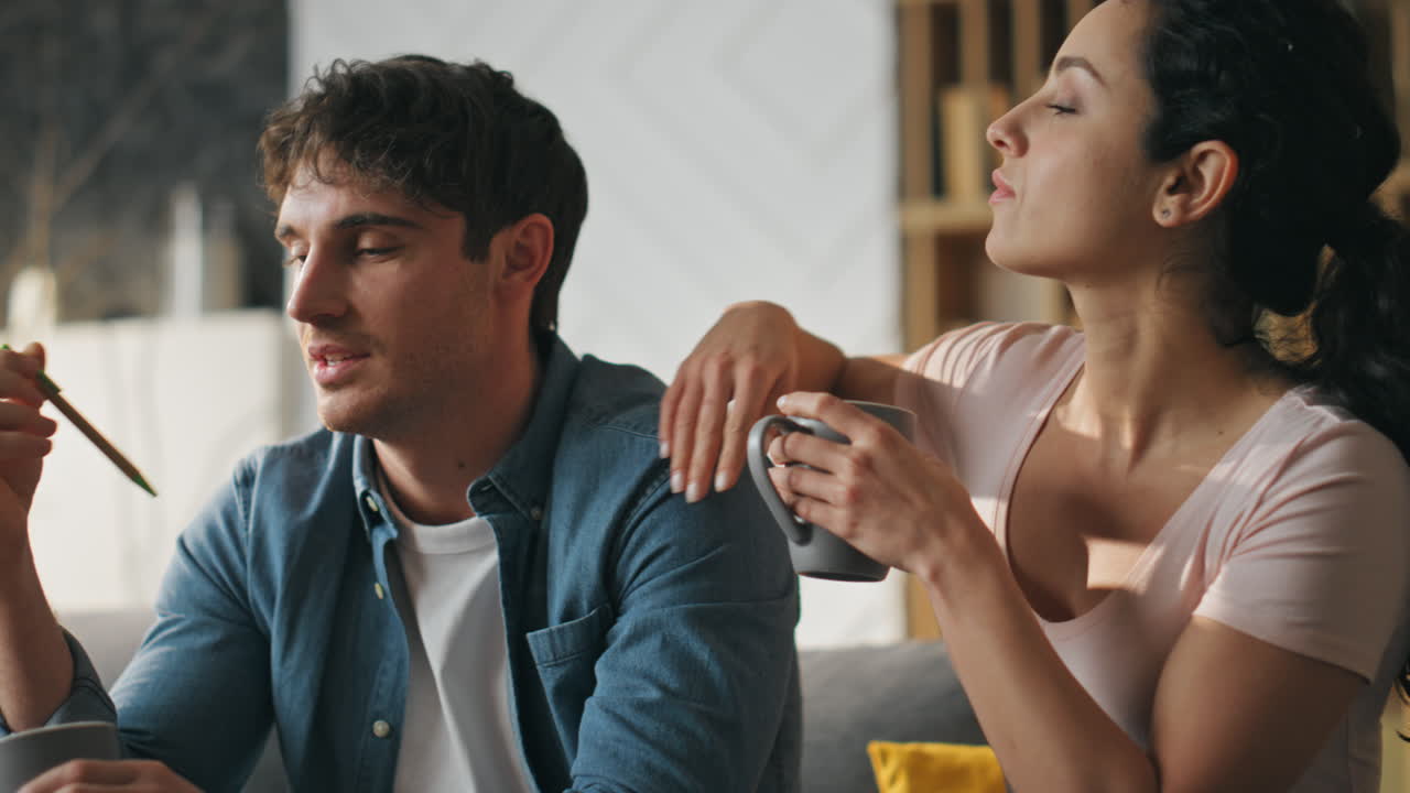 결혼 한 부부 가 가족 저녁 의 클로즈업 에서 소파 를 통신 하고 있다. 배우자 들 이 대화 하고 있다