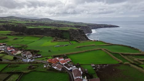 Vista-Aérea-De-Una-Isla-Azores-Sao-Miguel,-Vista-De-Las-Montañas-En-El-Océano-Atlántico-Con-Campos-Verdes