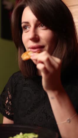 mujer disfrutando de un aperitivo de camarón