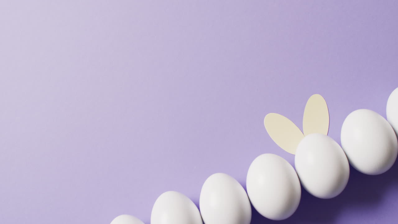 복사 공간과 함께 보라색 배경에 토끼 귀와 함께  ⁇  이스터 달 ⁇