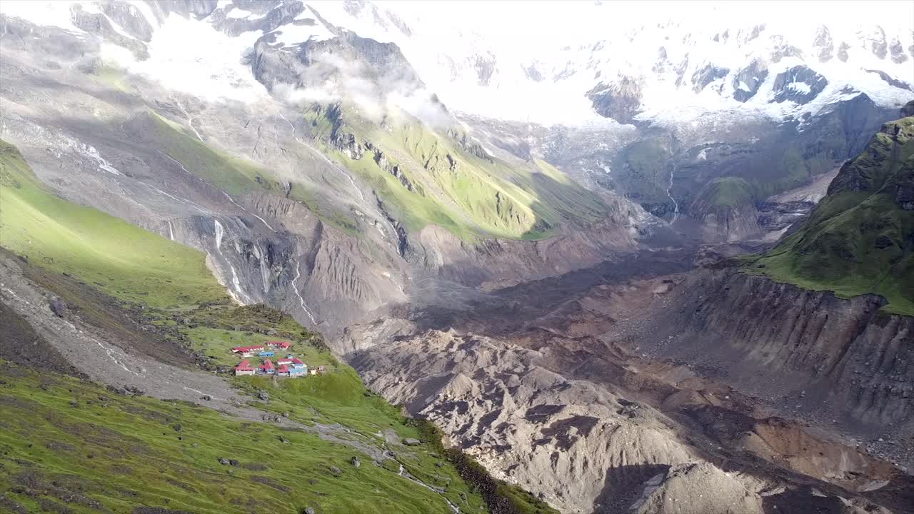 impresionantes vistas aéreas de la montaña annapurna, con el campamento base ubicado en un valle rodeado de altos picos del himalaya