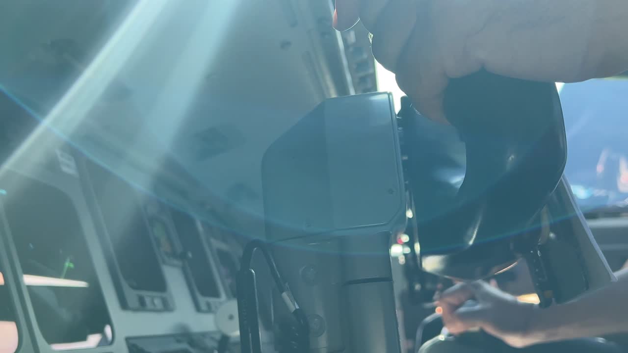 공항 에 접근 하는 동안 현대적 인 제트 비행기 를 수동 으로 조종 하는 조종사 의 가까운 모습