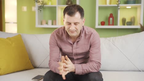 hombre solitario hablando a sí mismo en casa se enoja con sí mismo, culpa.