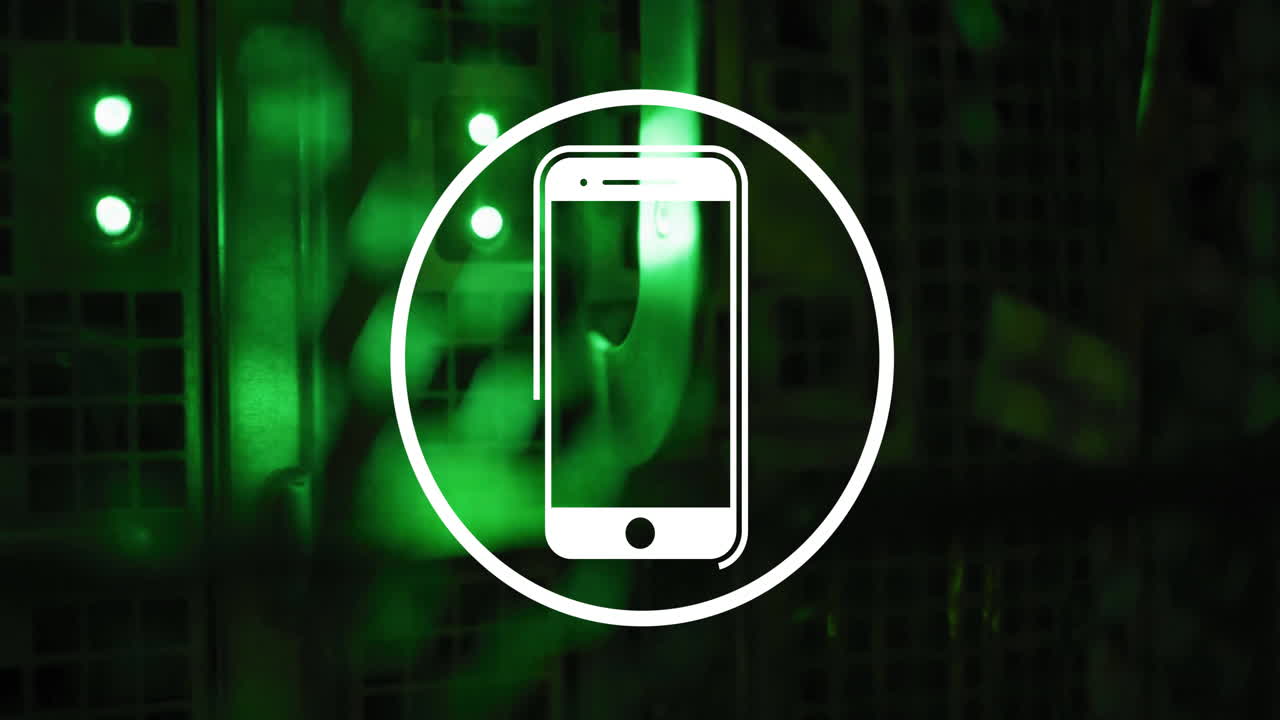 Animazione di icona di smartphone ed elaborazione dati digitali su server di computer
