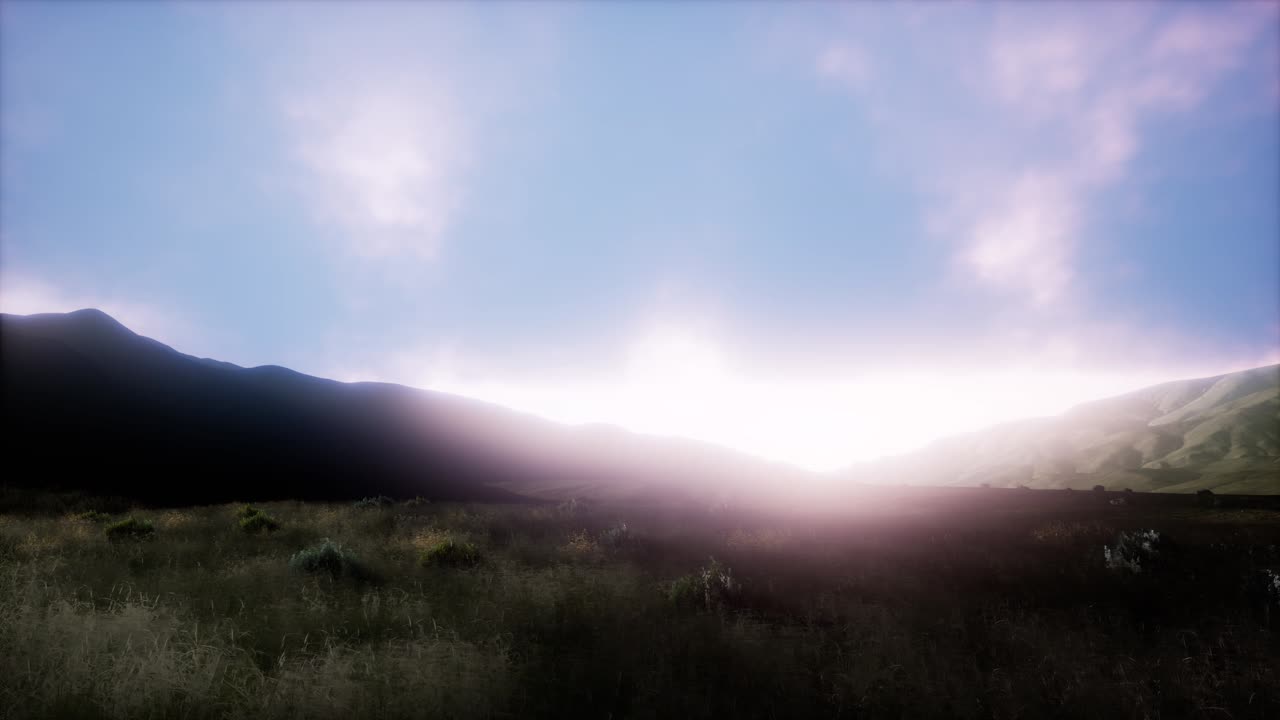 paisaje aéreo de colinas verdes en la niebla