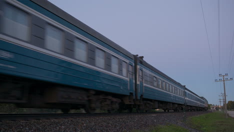 tren que pasa por el campo