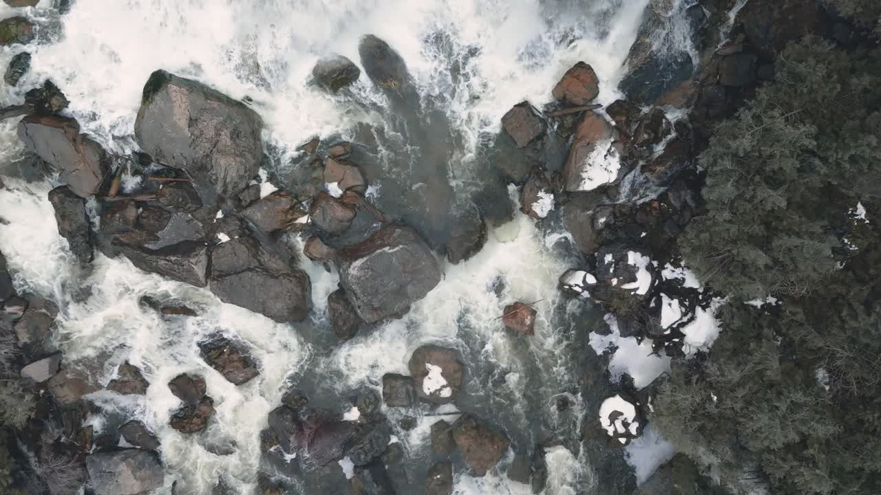 el río owen sound, las rocas cubiertas de nieve en ontario, el sereno paisaje invernal, vista aérea