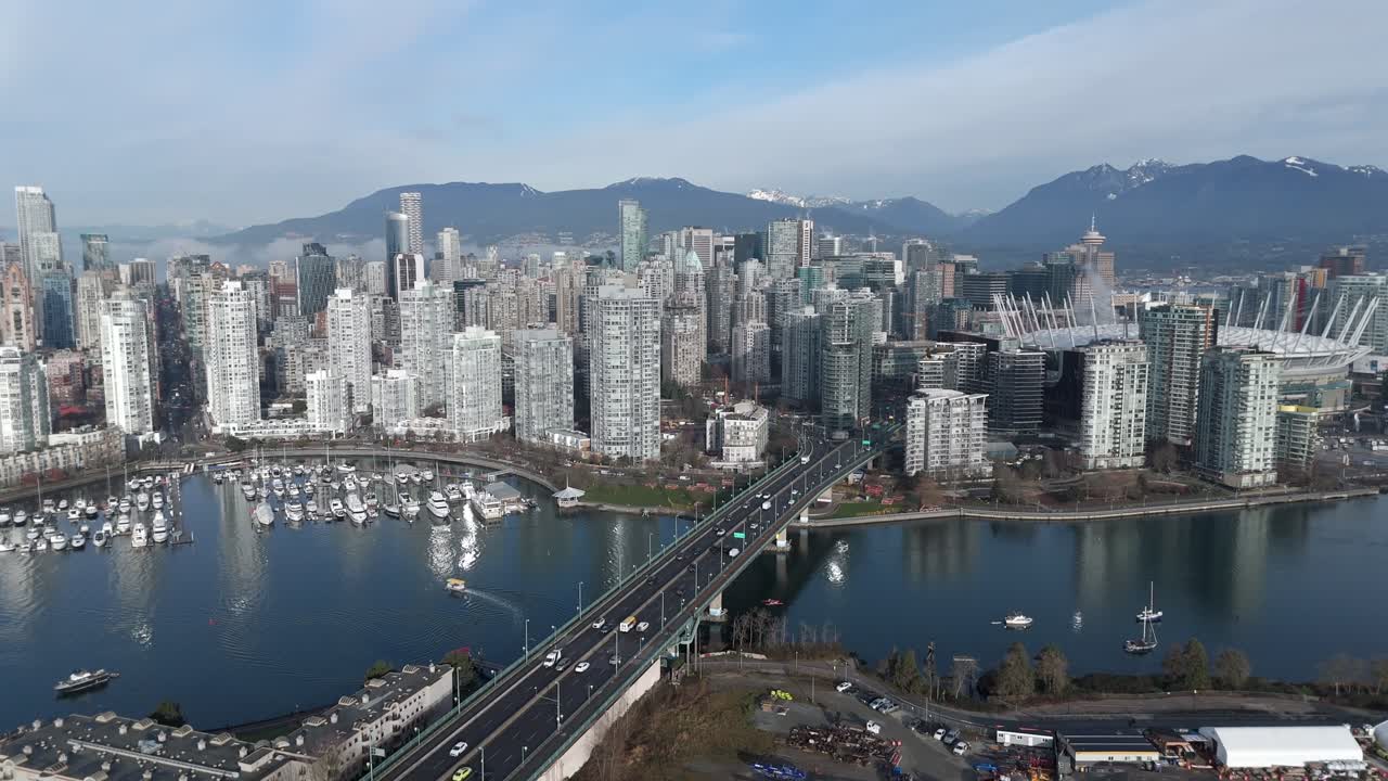Skyline del centro di Vancouver con il Ponte Cambie che attraversa False Creek in Columbia Britannica, Canada. Ripresa aerea con drone.