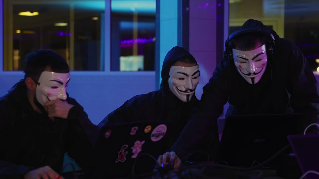 해커들은 밤에 만납니다.