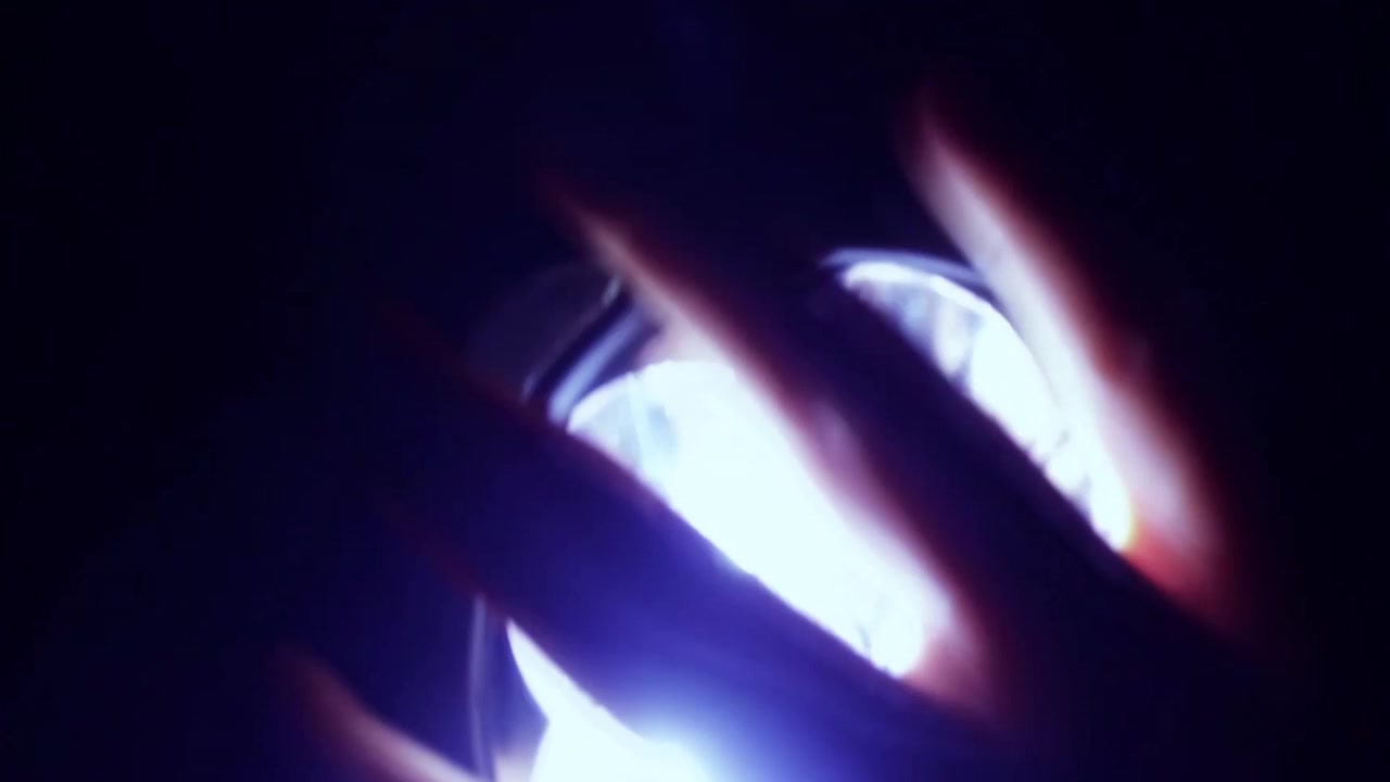 Mano che copre e scopre una sorgente di luce brillante e luminosa