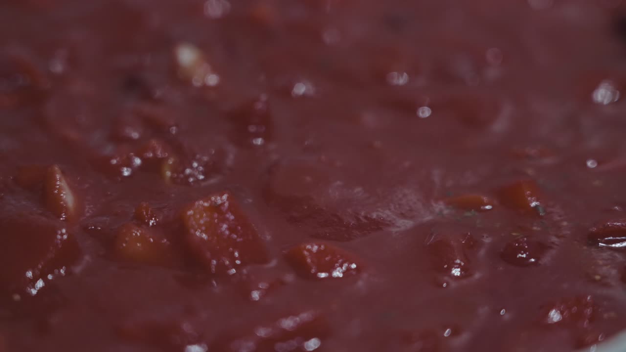 cocinar a cámara lenta de salsa de tomate hirviendo en una sartén