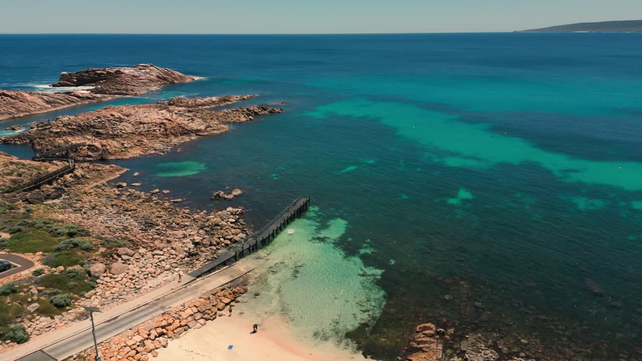 vista aérea de las rocas del canal en australia, el paisaje costero rocoso y el muelle
