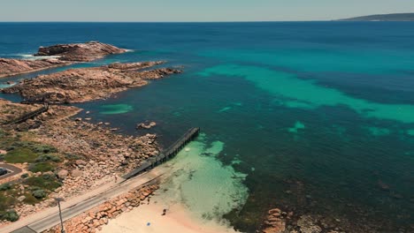 Vista-Aérea-De-Las-Rocas-Del-Canal-En-Australia,-Paisaje-Costero-Rocoso-Y-Muelle