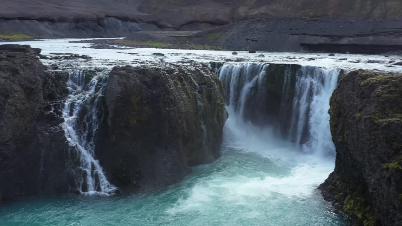 cascada de cascadas islandesas en el paisaje volcánico