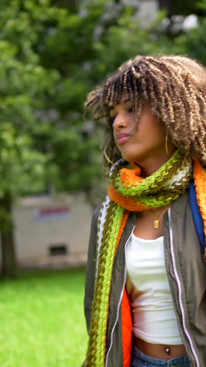 캠퍼스에서 고 있는 학생들