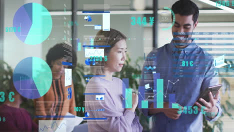 Animation-Von-Diagrammen-Zur-Datenverarbeitung-über-Zufriedene,-Vielfältige-Kollegen-Mit-Tablets-Im-Zwanglosen-Büro