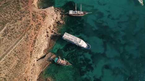 imágenes aéreas de varios barcos fondeando en la magnífica laguna azul de malta, famosa por sus fascinantes aguas claras