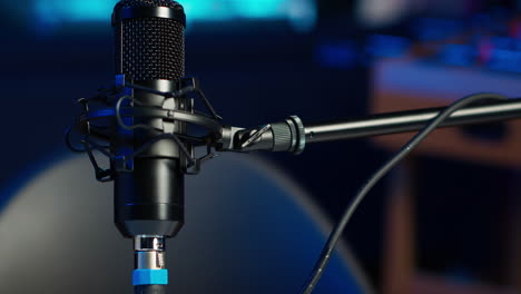 fotografía de cerca del micrófono de podcast utilizado para grabar un programa de internet