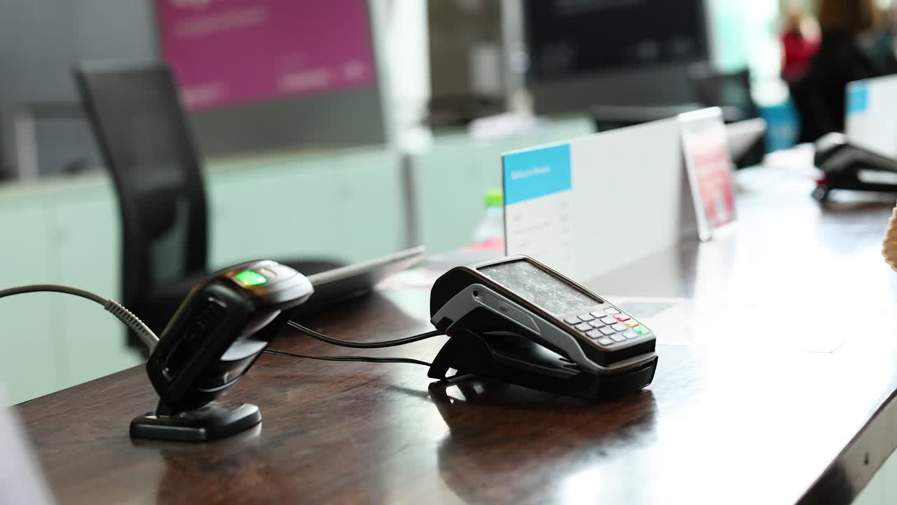 persona que hace un pago con tarjeta de crédito