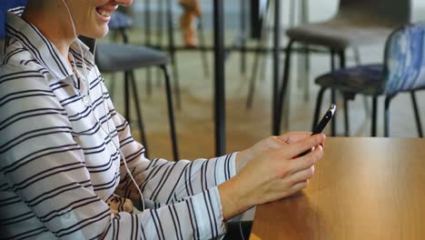 mujer usando teléfono móvil en el café 4k