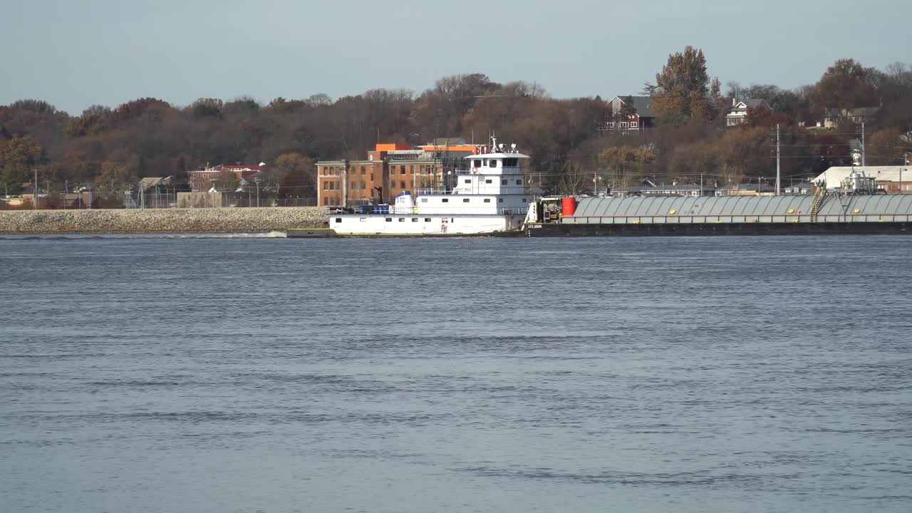 Towboat maneuvering multiple dry bulk barges on the Mississippi River