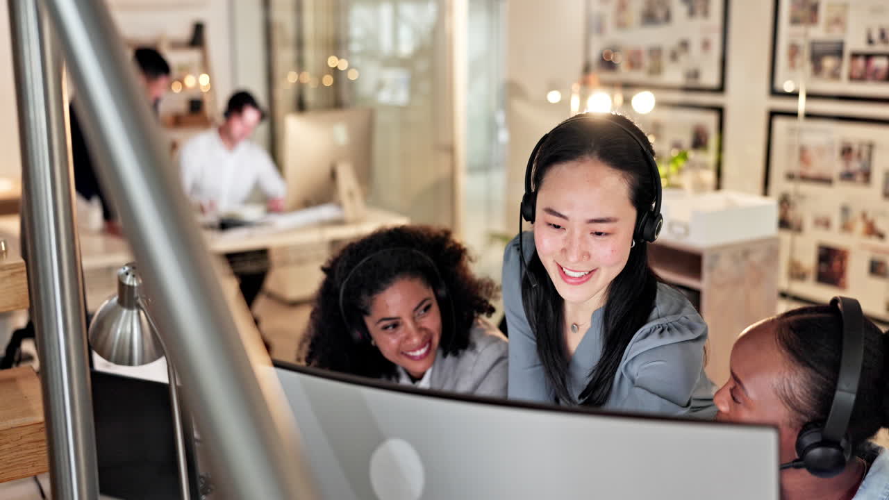 아시아 여성, 콜 센터 및 코칭 팀