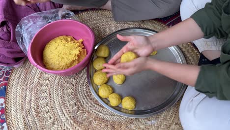 cómo hacer pan tradicional galletas dulces gente local habilidad de fermentación de masa panadería casera y viejo horno de arcilla concepto de comida rural pueblo de campo vida nómada hornear deliciosa cocina persa