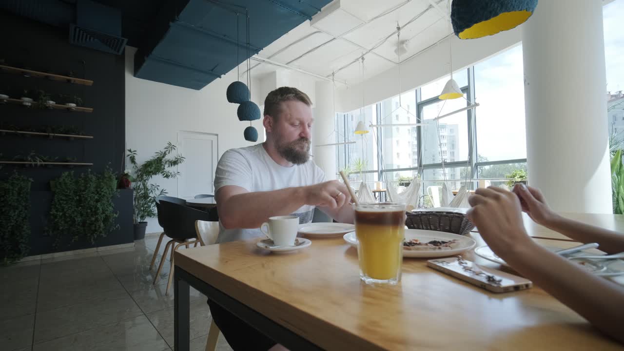 una pareja almorzando en un café moderno.