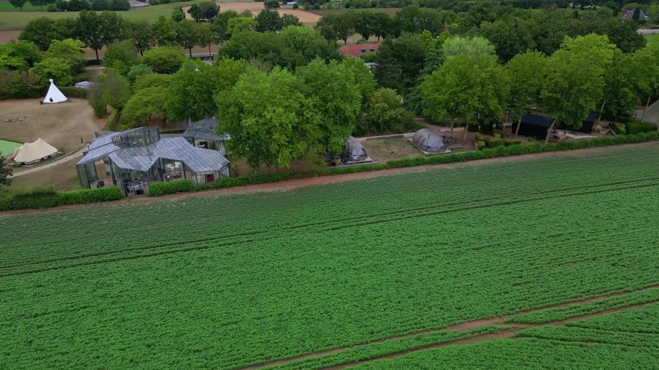자연의 중심에 자리잡은 호텔 레지던스의 조감도