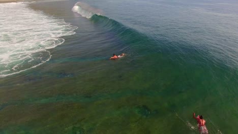 hombres surfeando en lombok indonesia