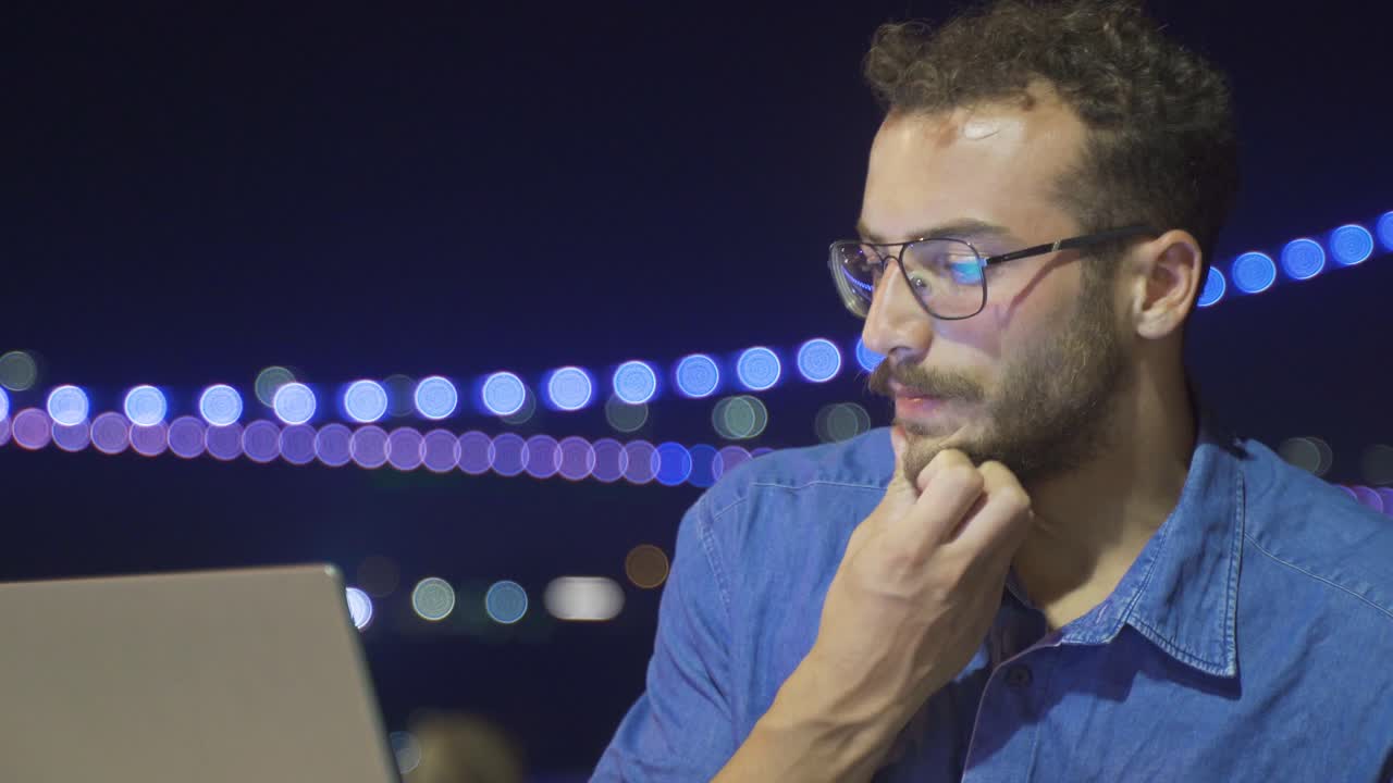 el hombre de negocios pensativo que trabaja en la idea de la computadora portátil viene.