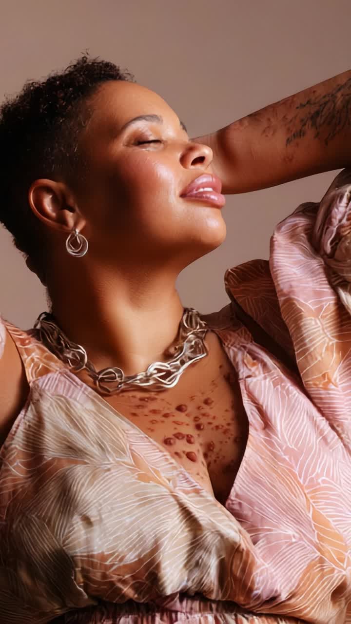 Ritratto accattivante di una donna sicura di sé che mette in mostra la sua bellezza naturale con grazia ed eleganza, vestita con abiti alla moda e accessori di gioielleria unici