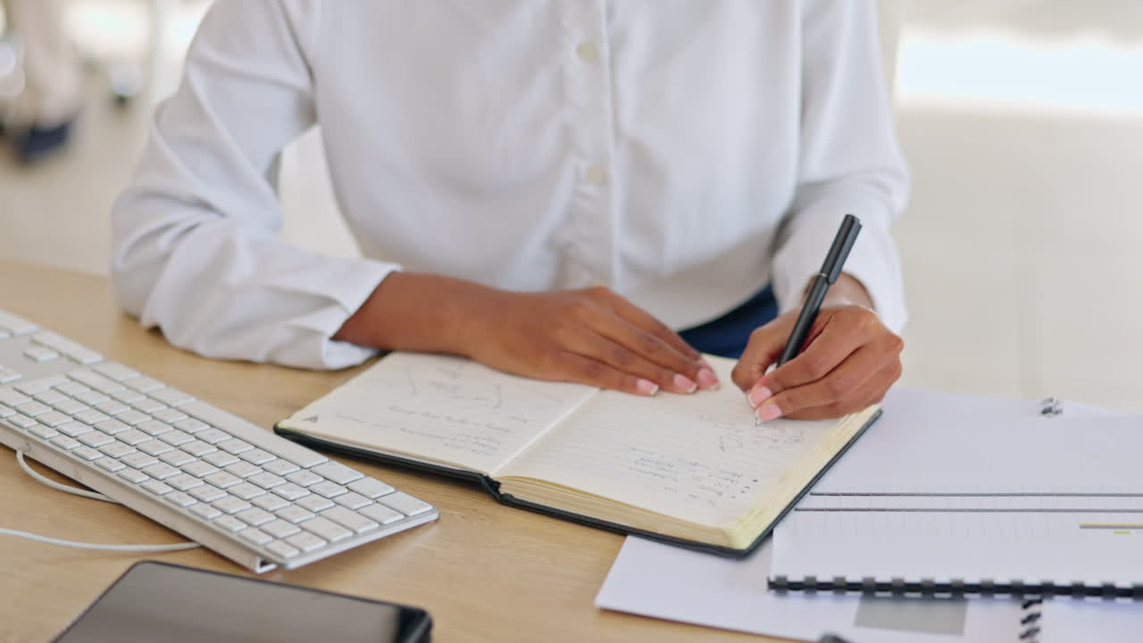 Scrittura, quaderno e pianificazione con mani di donna