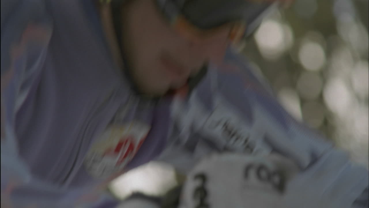 esquiador alpino corriendo un curso cuesta abajo 11