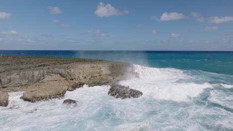 Olas-Rompiendo-Contra-La-Roca-Frente-A-La-Costa-Norte-De-Oahu,-Hawaii