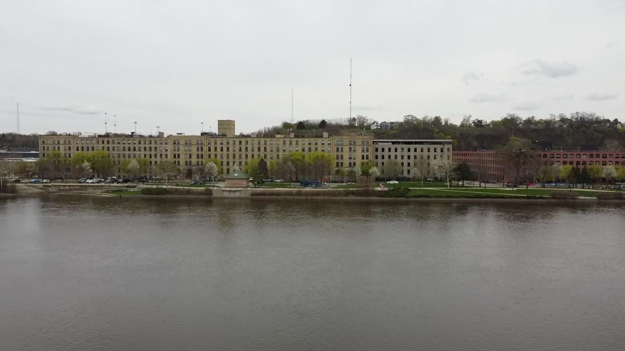 Grand Rapids Michigan, filmato aereo con drone del centro città, edifici, paesaggio urbano.