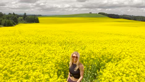 Chica-Rubia-En-Un-Campo-De-Flores-Amarillas