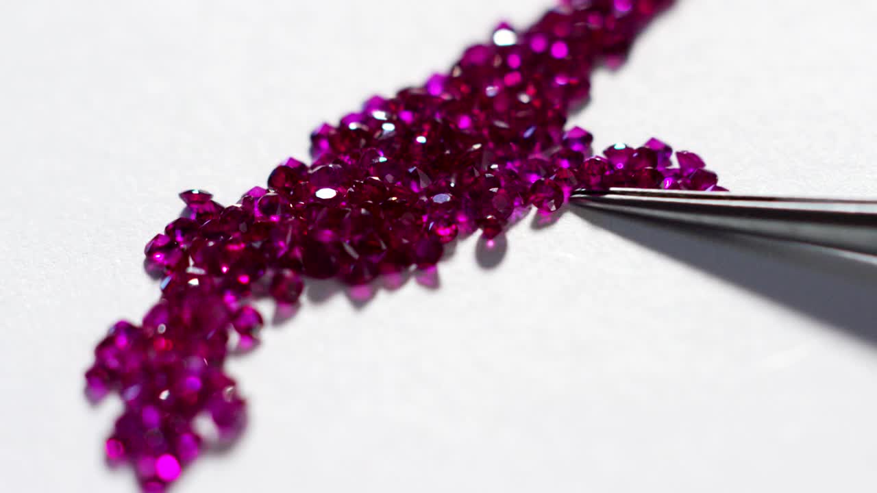 un orfebre en joyería comprueba la calidad de los diamantes brillantes de lujo. los diamantes de alto calibre brillan la luz y son puros.