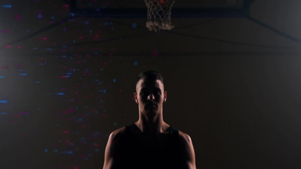 animación de puntos en movimiento sobre un jugador de baloncesto caucásico que sostiene el baloncesto