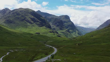 Glen-Coe-Y-Tres-Hermanas-Con-Carretera-A82,-Aéreo,-Zumbido