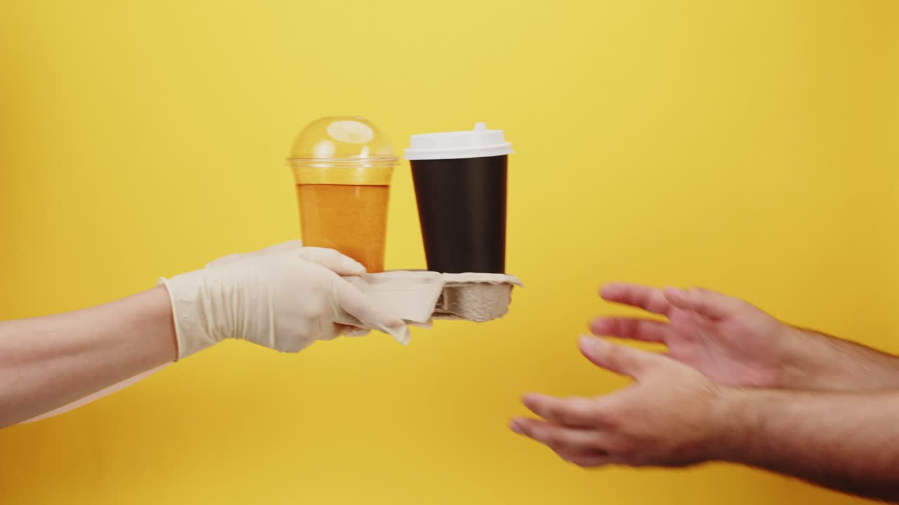 Paket kahve ve soğuk içecek değiş tokuş eden eller